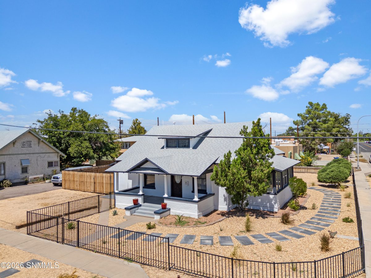 712 W Court Avenue