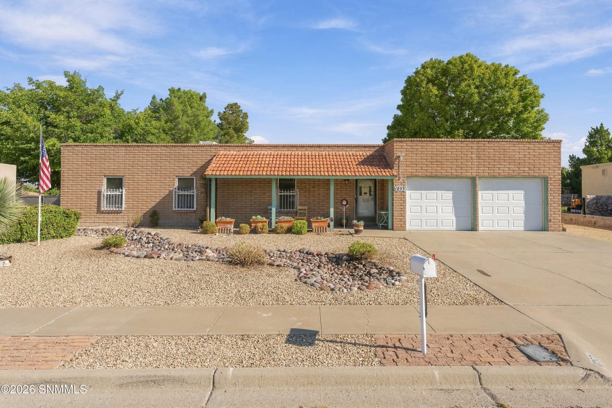 1253 Oakridge Drive